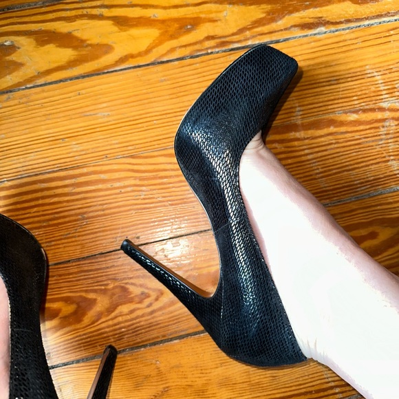 BCBGeneration BG-Parade Black Leather Reptile Texture Heels - Picture 3 of 10
